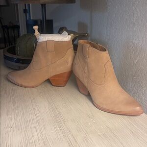 Frye zip-up tan brown leather ankle boots booties size 8